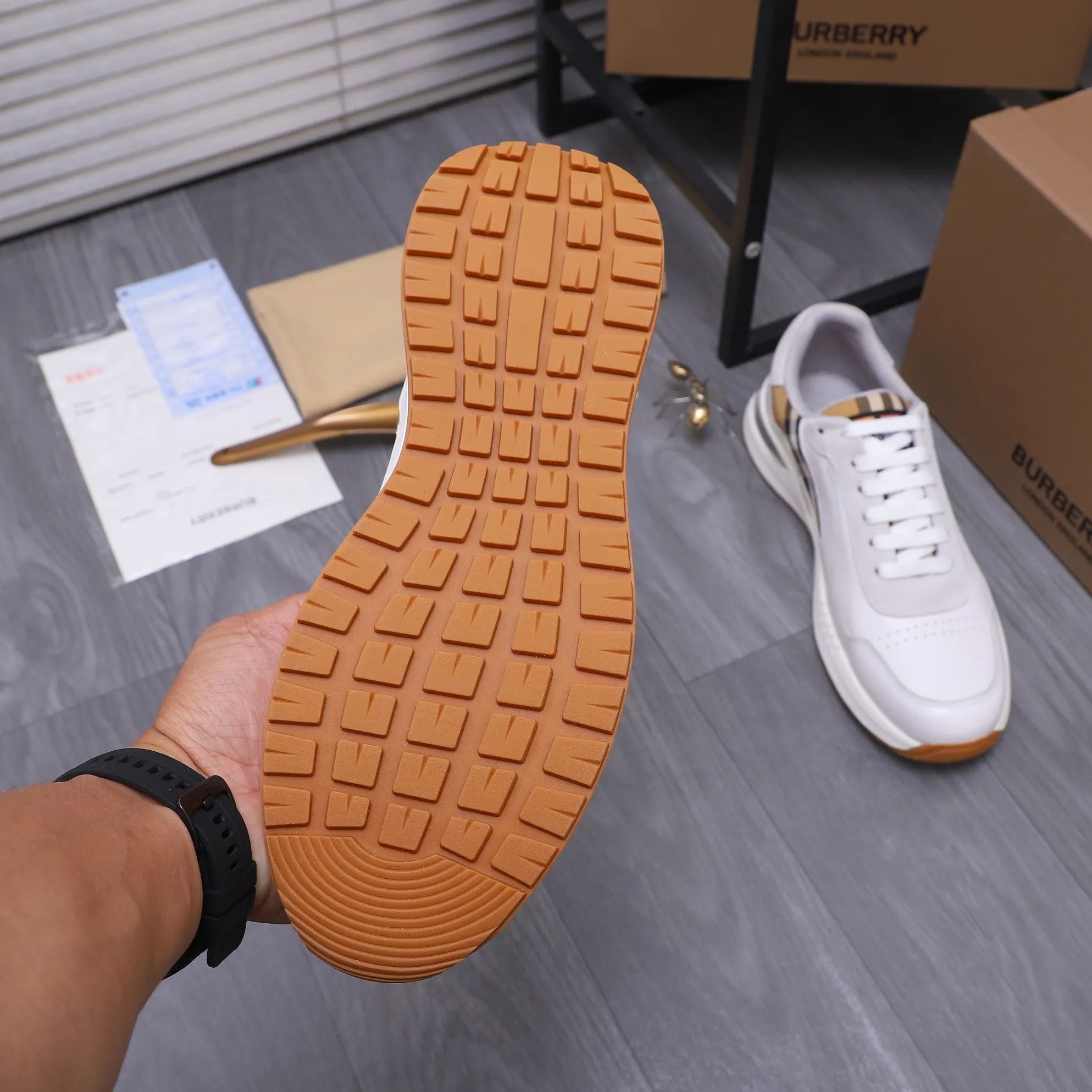 Men's shoes 💰442 Product trademark: Burberry "Burberry" casual shoes Regular size: 38-44 Product material: Selected cowhide stitching upper Breathable mesh lining Rubber outsole